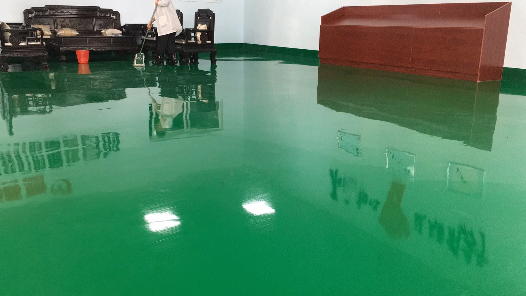懷化市會(huì)同縣電子生產(chǎn)車(chē)間環(huán)氧防靜電地坪施工完成！感謝合作